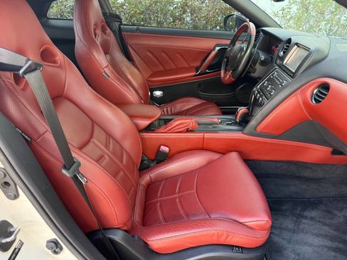 Used 2016 Nissan GT-R Premium image 18