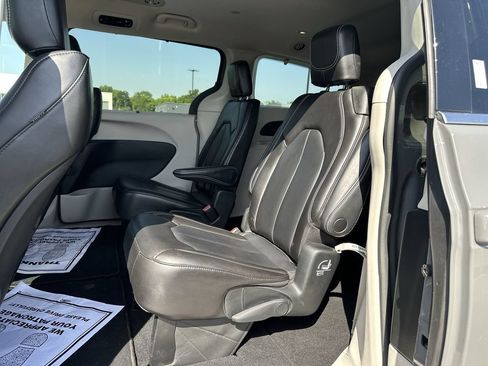 Used 2023 Chrysler Pacifica Touring-L FWD image 27