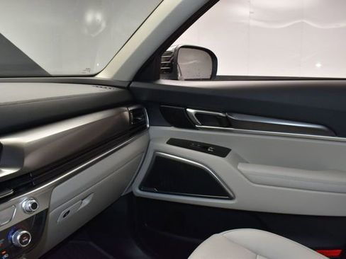 Used 2025 Kia Telluride S FWD image 24