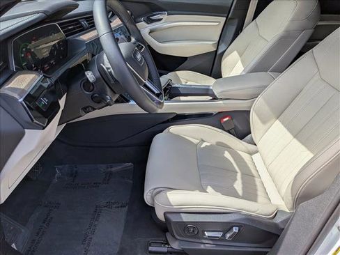 Used 2024 Audi Q8 e-tron Prestige image 17