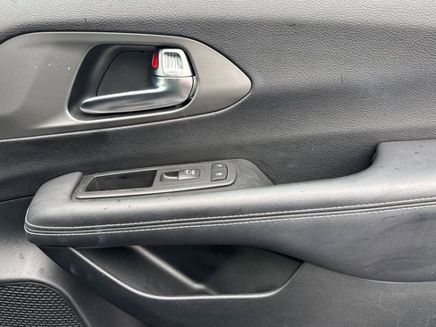 Used 2025 Chrysler Pacifica Select image 20