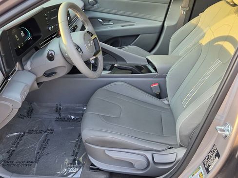 Used 2025 Hyundai Elantra Sport image 11