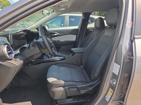 Used 2025 Chevrolet Trax LT w/ LT Convenience Package FWD image 3