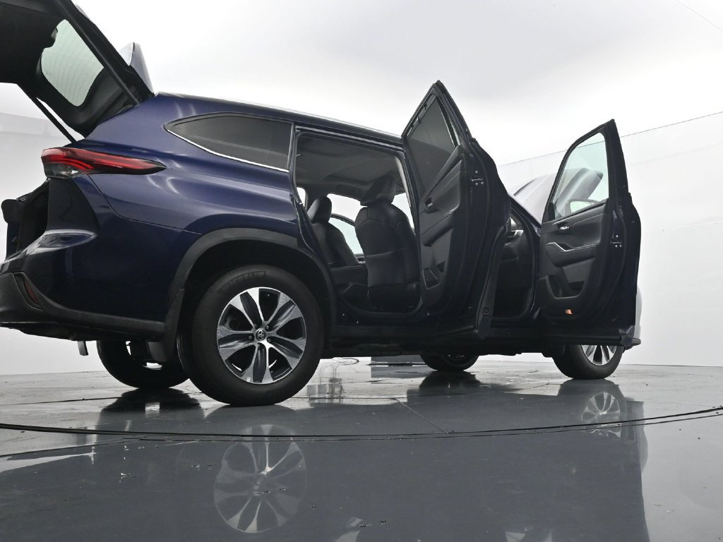Used 2024 Toyota Highlander XLE AWD/4WD image 46