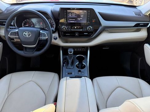 Used 2022 Toyota Highlander XLE FWD image 23