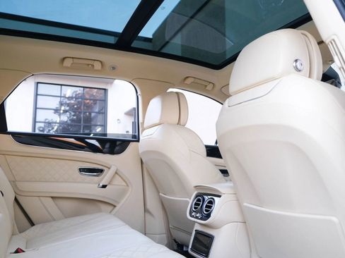 Used 2018 Bentley Bentayga image 31