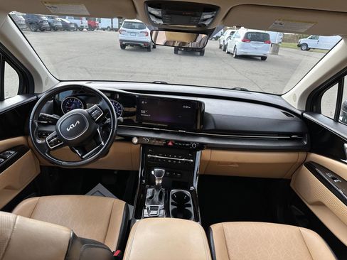 Used 2022 Kia Carnival EX image 18