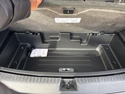 Used 2025 Chevrolet Traverse LT image 30