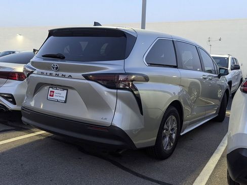 Certified 2025 Toyota Sienna LE FWD image 3