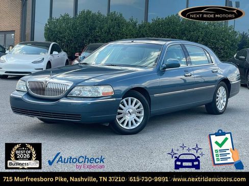 Used 2003 Lincoln Town Car Signature RWD image 1