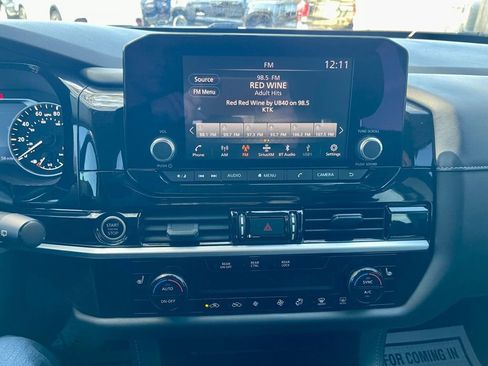 Used 2022 Nissan Pathfinder SV image 16