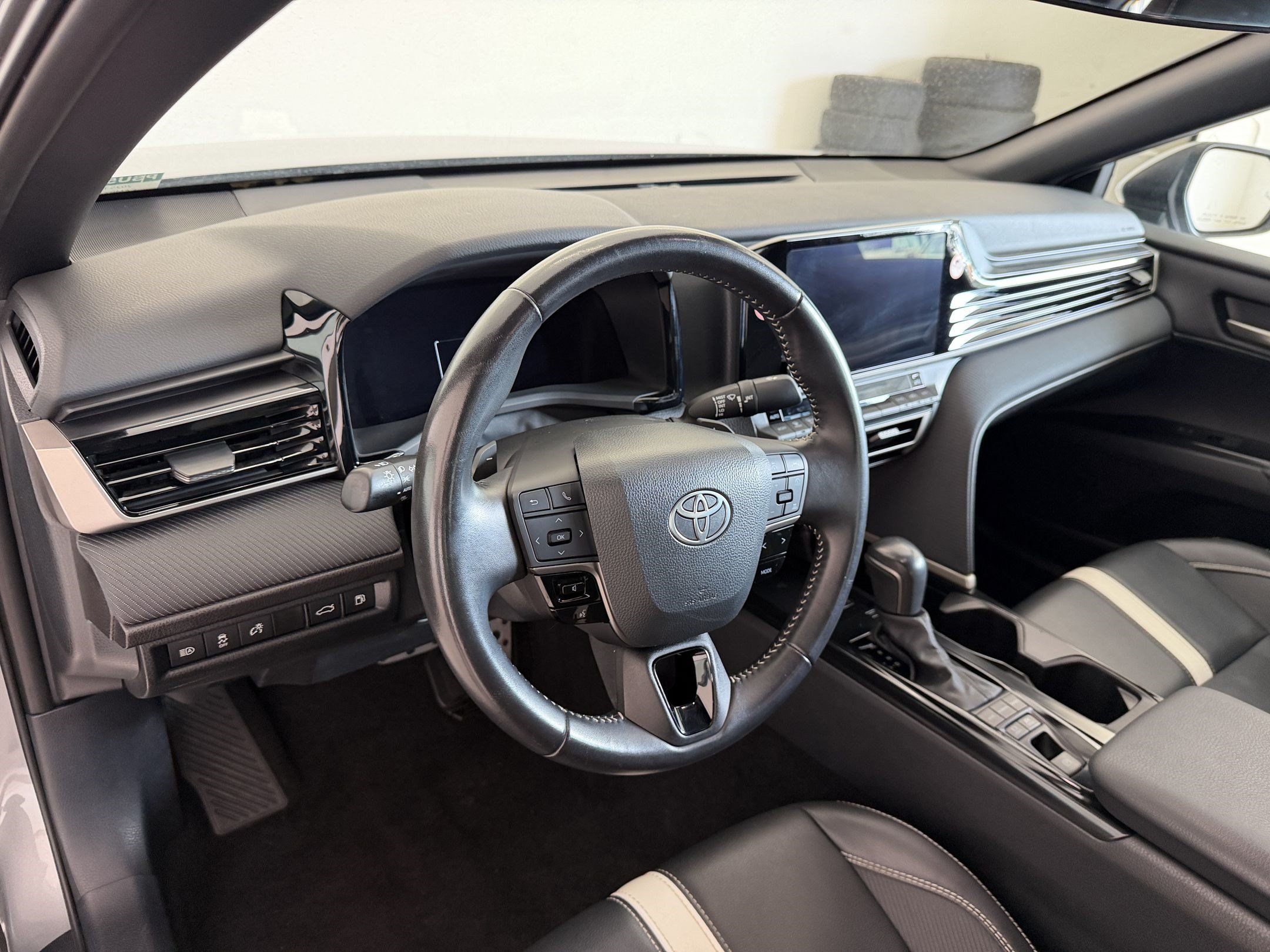 Used 2025 Toyota Camry SE FWD image 4