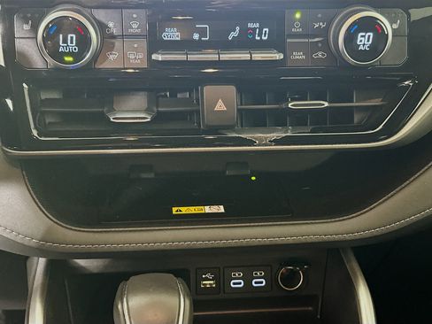 Used 2024 Toyota Highlander XLE FWD image 23