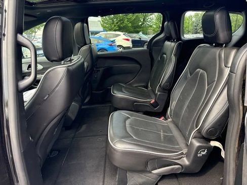 Used 2025 Chrysler Pacifica Limited FWD image 5