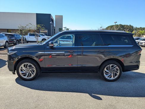 Certified 2025 Lincoln Navigator Reserve image 8