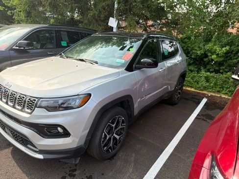 Used 2025 Jeep Compass Limited AWD/4WD image 3