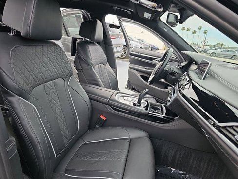 Used 2022 BMW ALPINA B7 xDrive w/ Luxury Rear Seating Package image 10