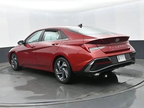 Used 2025 Hyundai Elantra Limited image 9