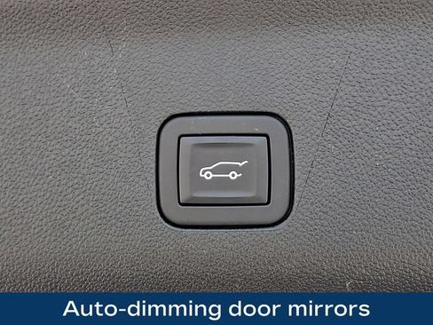 Used 2025 GMC Yukon XL Denali AWD/4WD image 31
