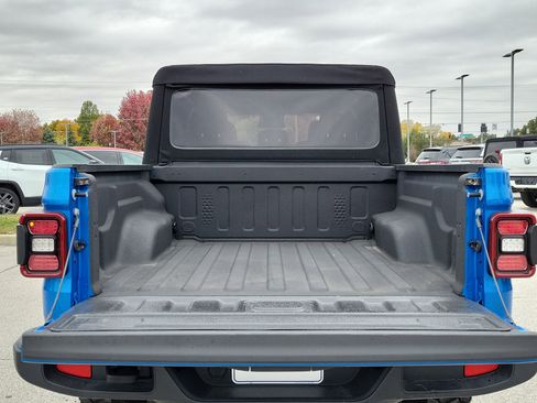 Used 2024 Jeep Gladiator Sport image 8