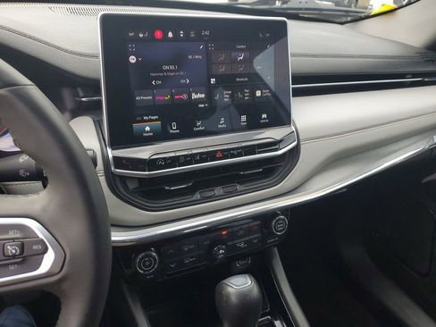 Used 2023 Jeep Compass Limited image 25