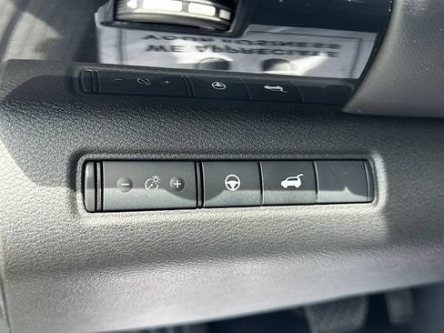 Used 2025 Nissan Pathfinder SV FWD image 30