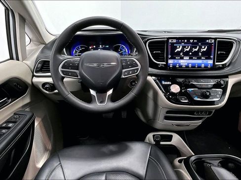 Used 2024 Chrysler Pacifica Limited FWD image 6