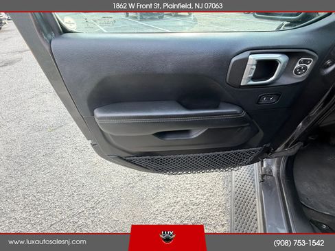 Used 2018 Jeep Wrangler Unlimited Sahara AWD/4WD image 15
