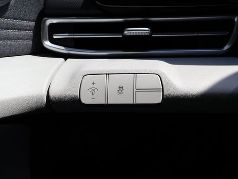 New 2025 Hyundai Elantra Limited image 32