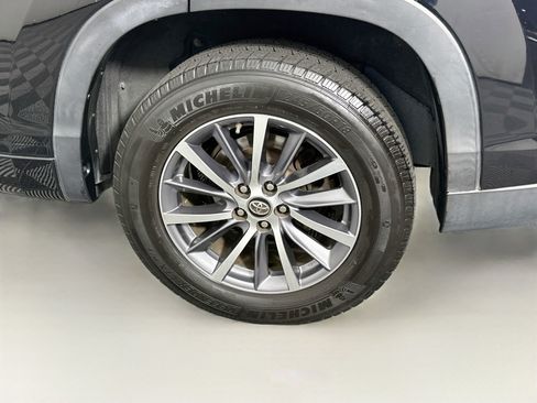 Used 2018 Toyota Highlander XLE FWD image 11