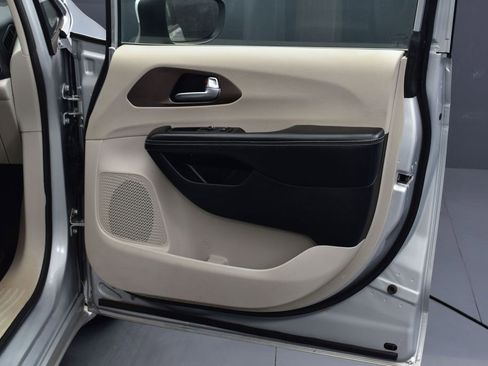 Used 2022 Chrysler Voyager LX FWD image 24