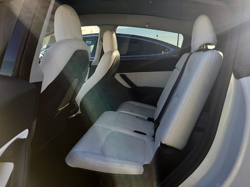 Used 2022 Tesla Model Y Long Range AWD/4WD image 5