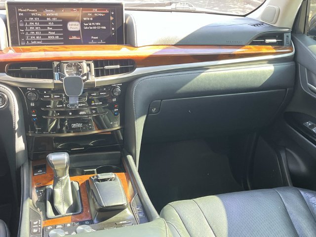 Used 2020 Lexus LX 570 4WD w/ Luxury Package image 14