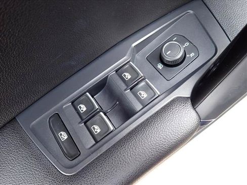 Used 2018 Volkswagen Tiguan SEL AWD/4WD image 16