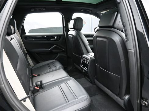 Certified 2023 Porsche Cayenne Platinum Edition image 28