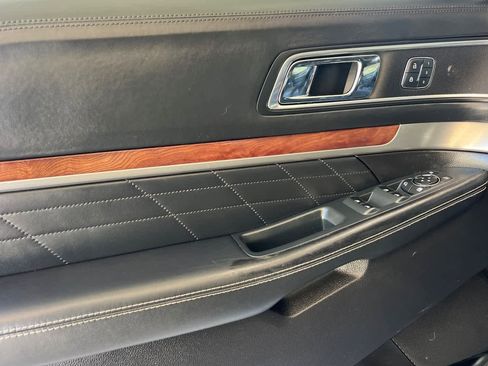 Used 2017 Ford Explorer Platinum image 12