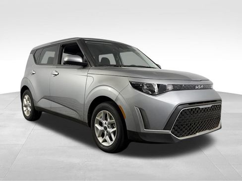 Used 2025 Kia Soul LX w/ LX Technology Package FWD image 4