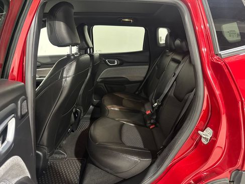 Used 2025 Jeep Compass Latitude w/ Sun & Sound Group AWD/4WD image 20