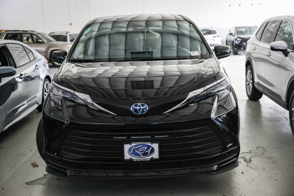 Used 2024 Toyota Sienna LE AWD/4WD image 2