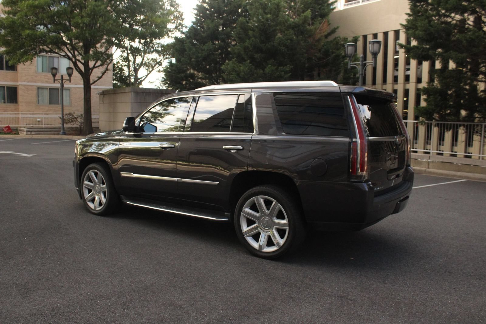 Used 2016 Cadillac Escalade Luxury AWD/4WD image 9