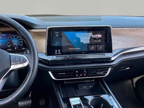 Used 2025 Volkswagen Atlas SE FWD image 9