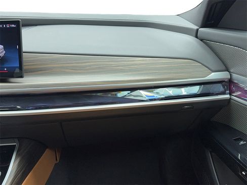 Used 2023 BMW 740i image 21