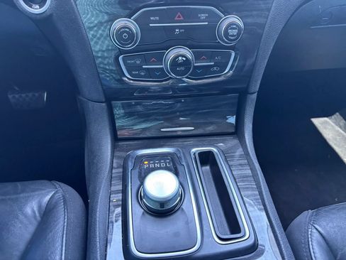 Used 2018 Chrysler 300 Touring L RWD image 7