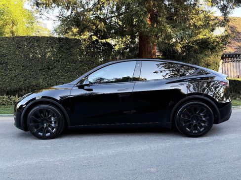 Used 2022 Tesla Model Y Long Range image 3