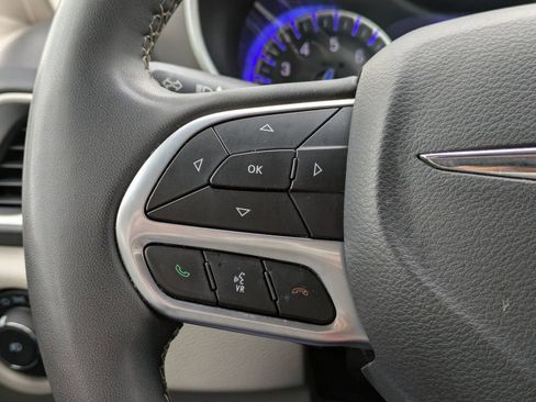 Used 2023 Chrysler Pacifica Touring-L image 25