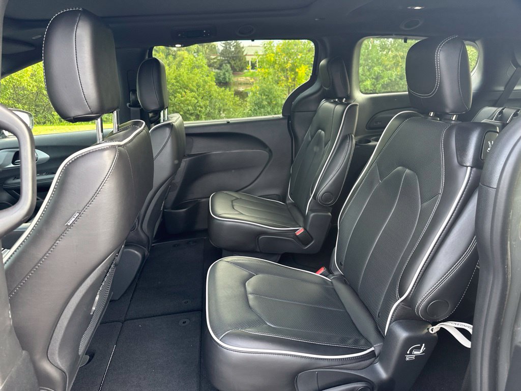 Used 2025 Chrysler Pacifica Limited FWD image 14