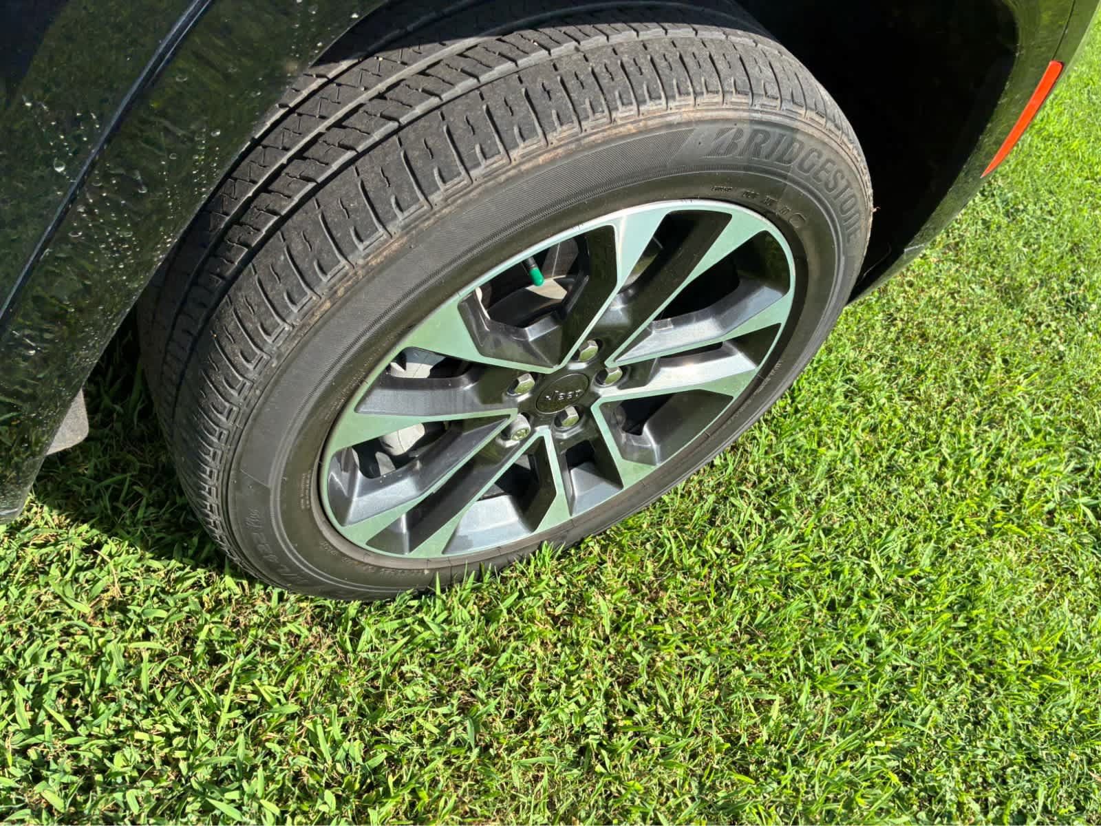 Used 2023 Jeep Grand Cherokee Overland w/ Luxury Tech Group IV AWD/4WD image 21