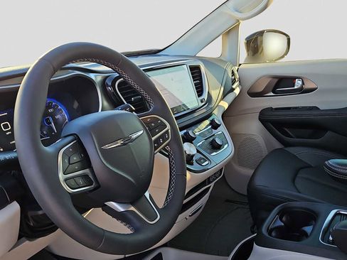 Used 2024 Chrysler Pacifica Touring-L image 10