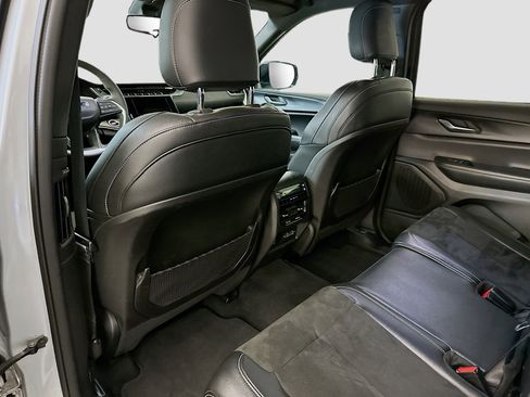 Used 2024 Jeep Grand Cherokee L Laredo image 27