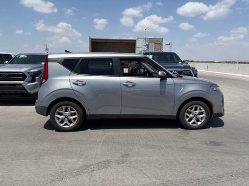 Used 2022 Kia Soul LX w/ Technology Package FWD image 3